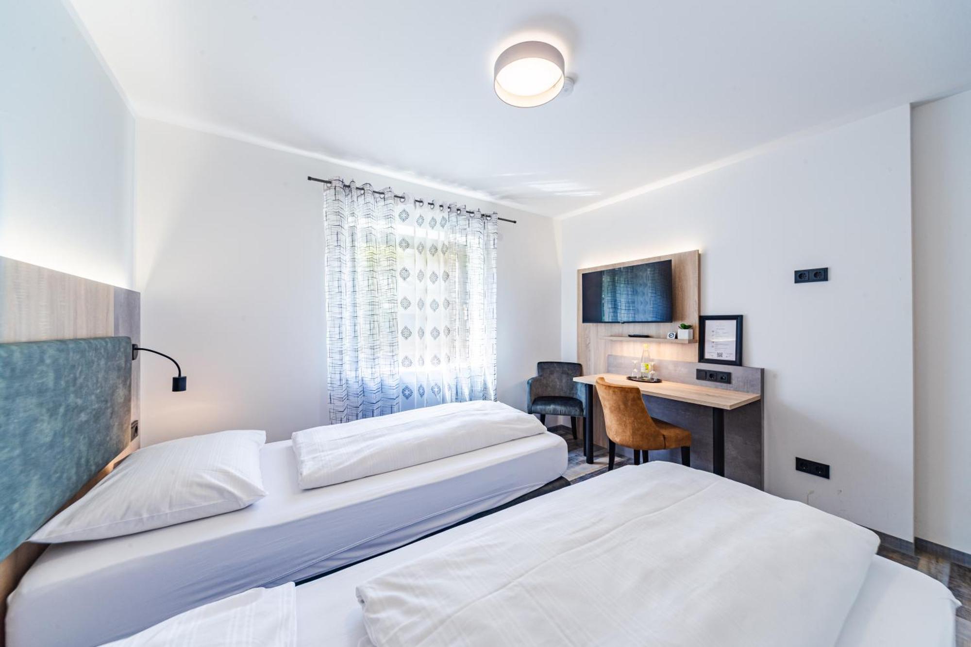 Hotel Franken Форхайм Екстериор снимка