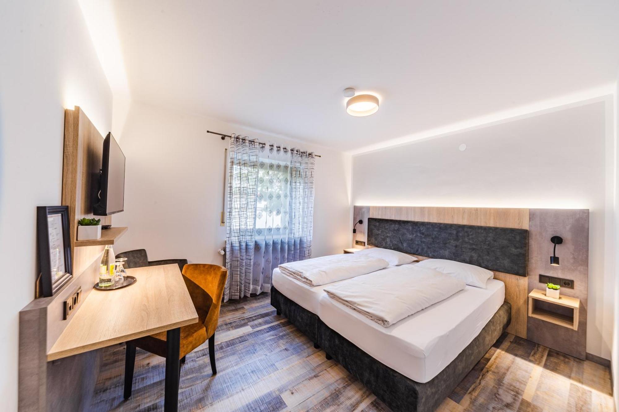 Hotel Franken Форхайм Стая снимка